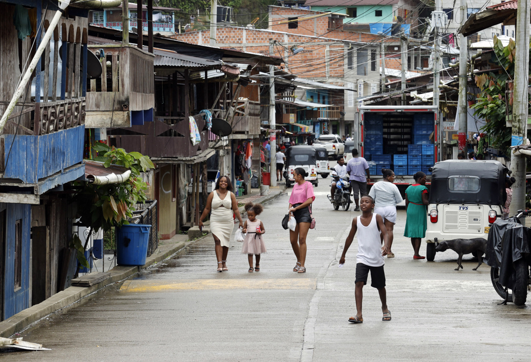 Personas en las calles de Puerto Meluk, Chocó.