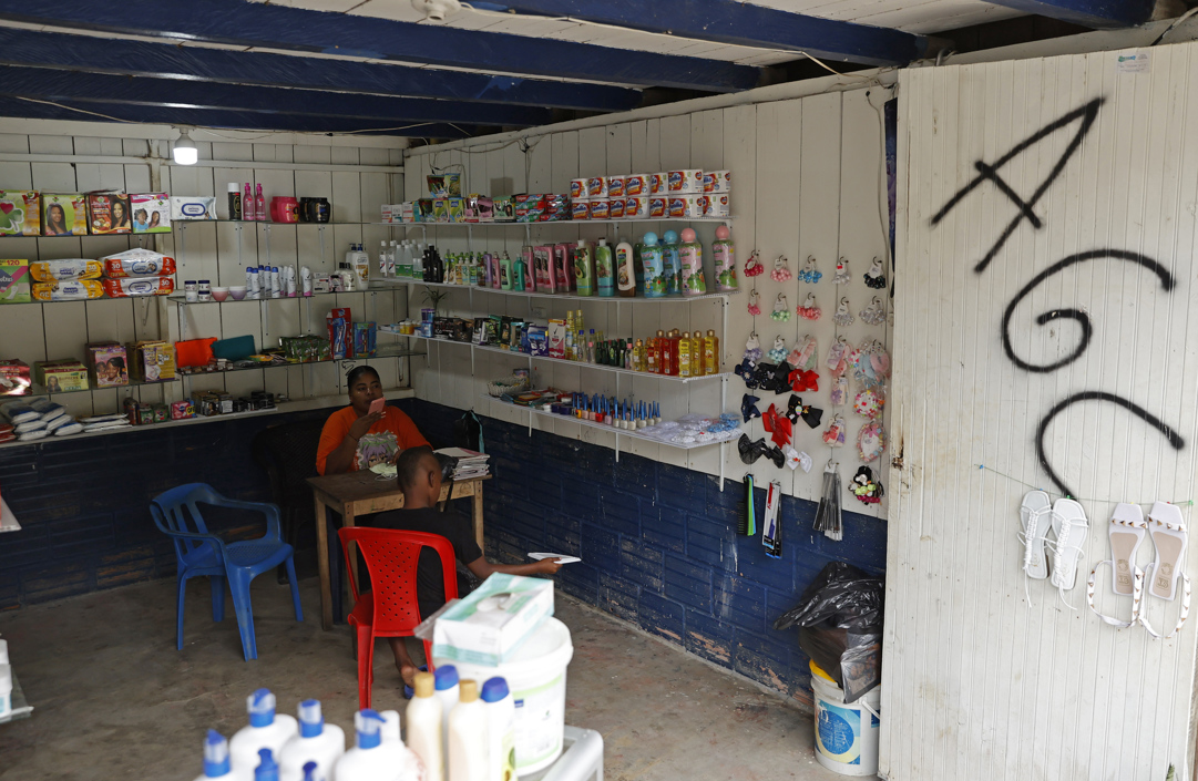 Personas en las calles de Puerto Meluk, Chocó.