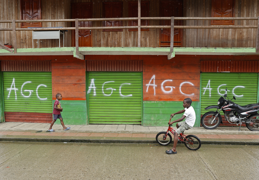 Personas en las calles de Puerto Meluk, Chocó.