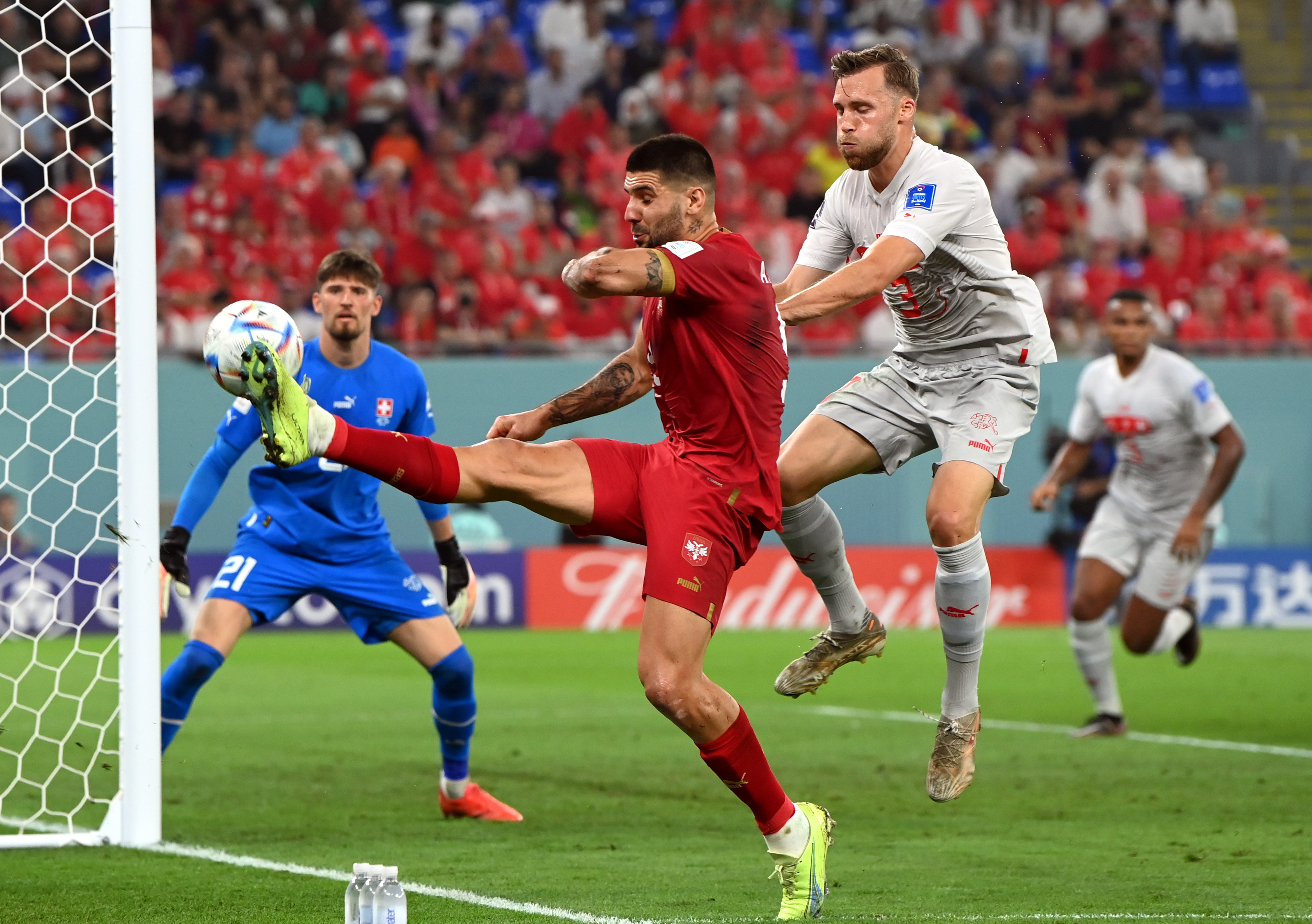 Aleksandar Mitrovic anota el primer gol de Serbia ante Suiza.