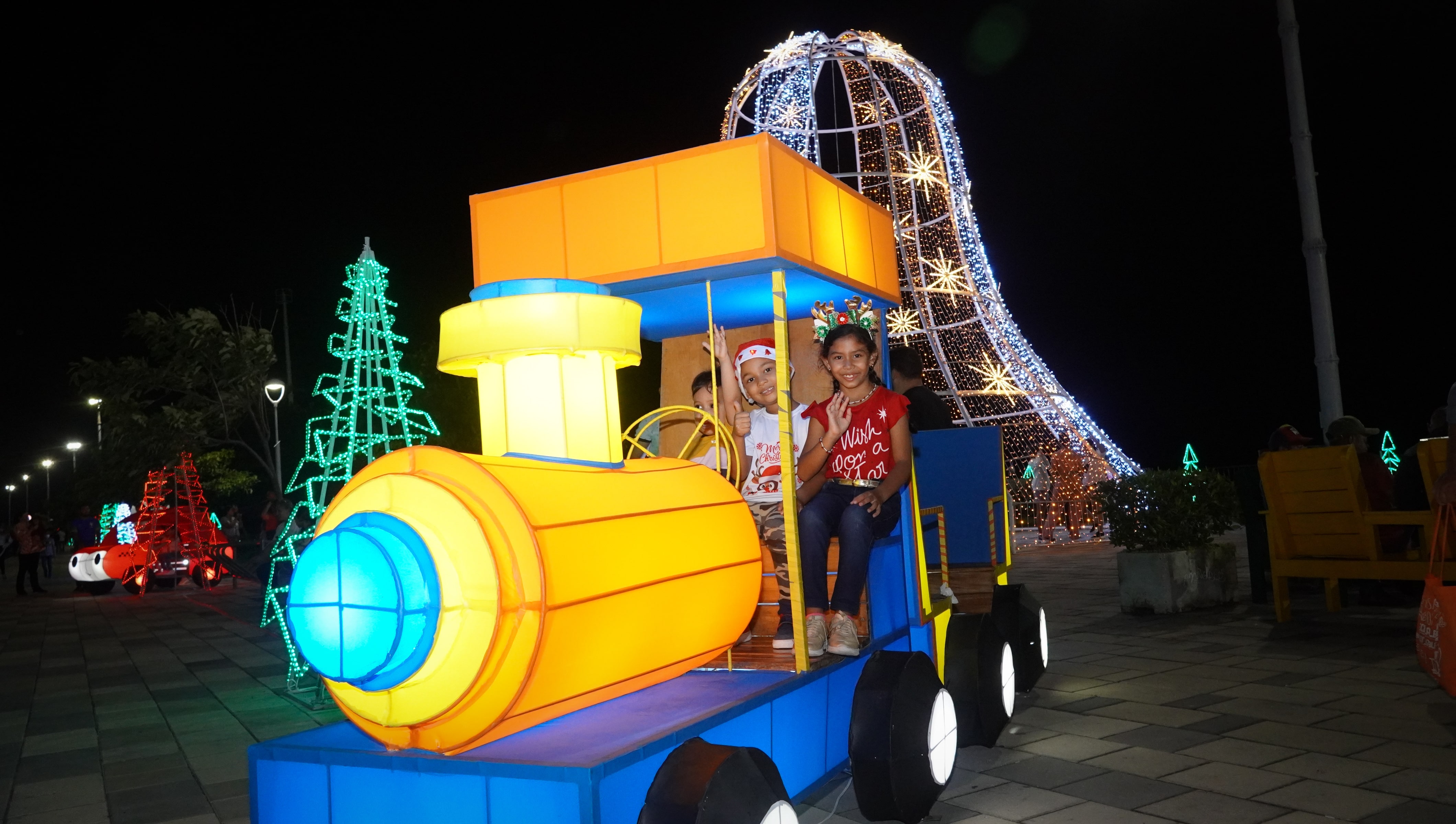 Alumbrado navideño en el Gran Malecón del Río.