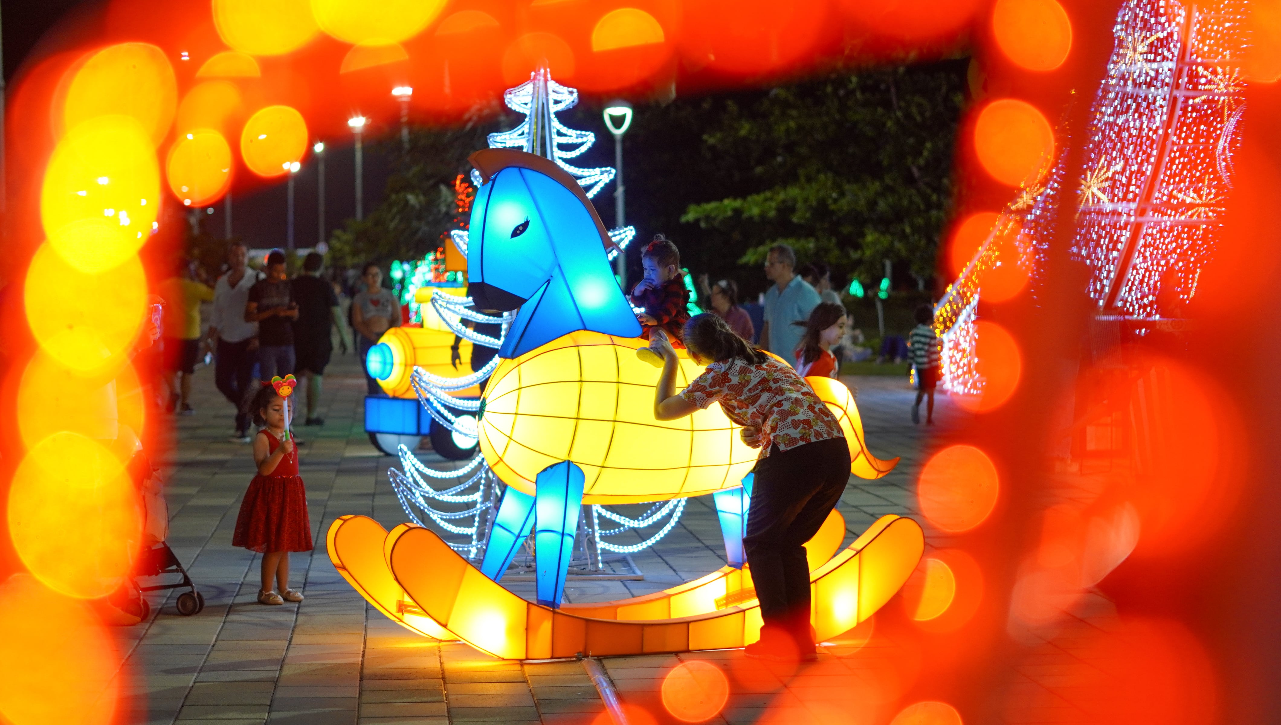 Alumbrado navideño en el Gran Malecón del Río.