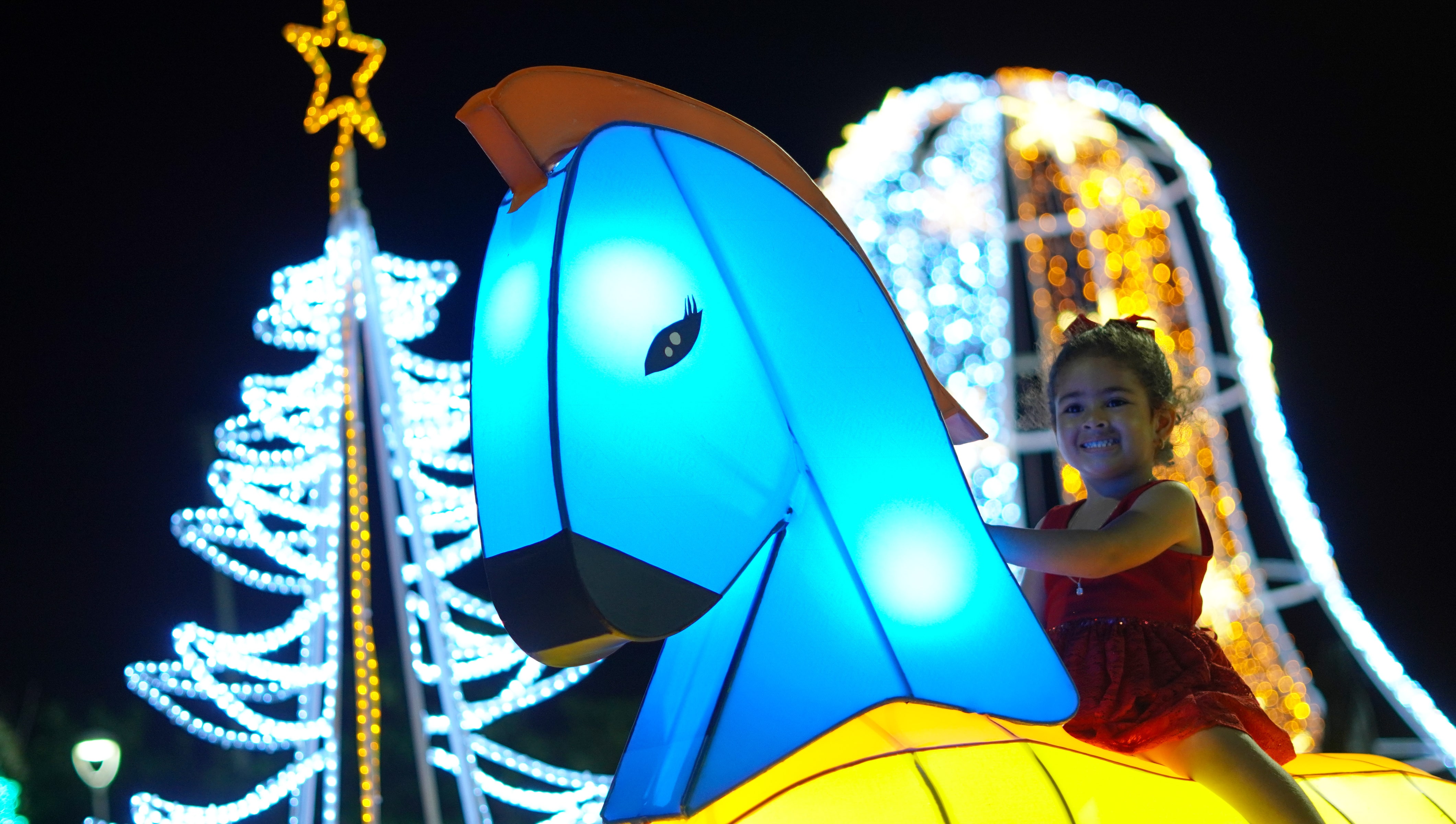 Alumbrado navideño en el Gran Malecón del Río.