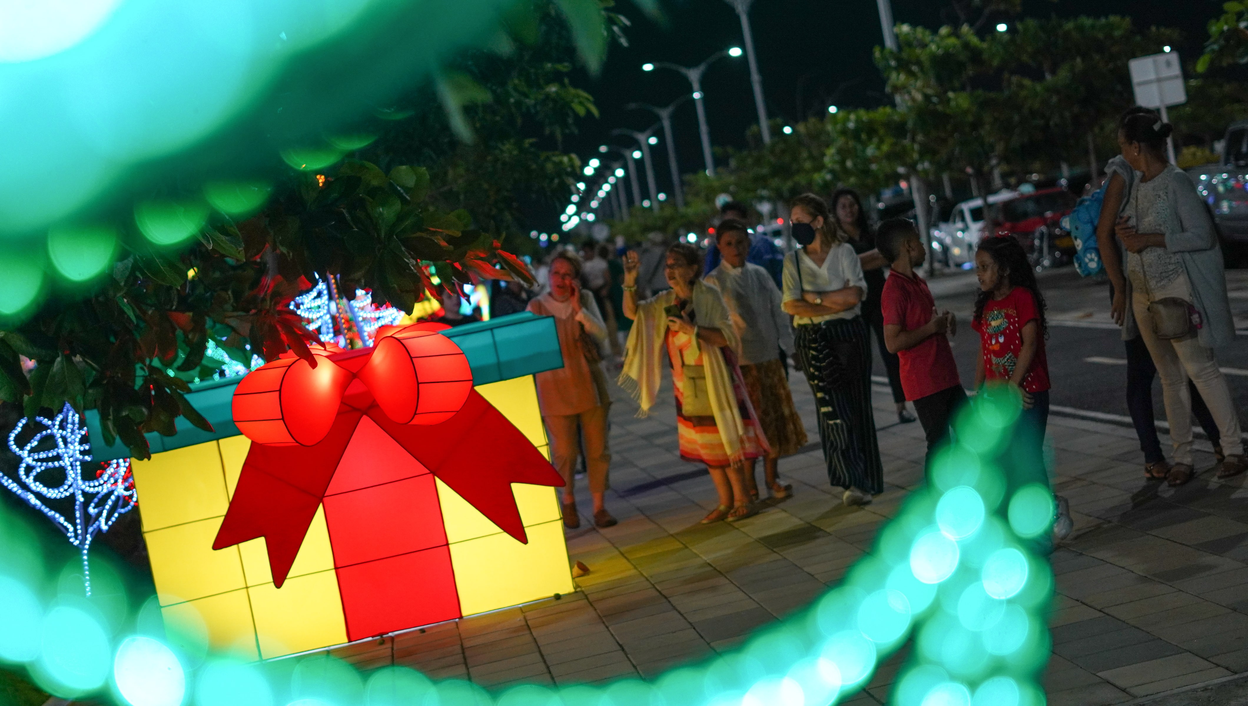 Alumbrado navideño en el Gran Malecón del Río.