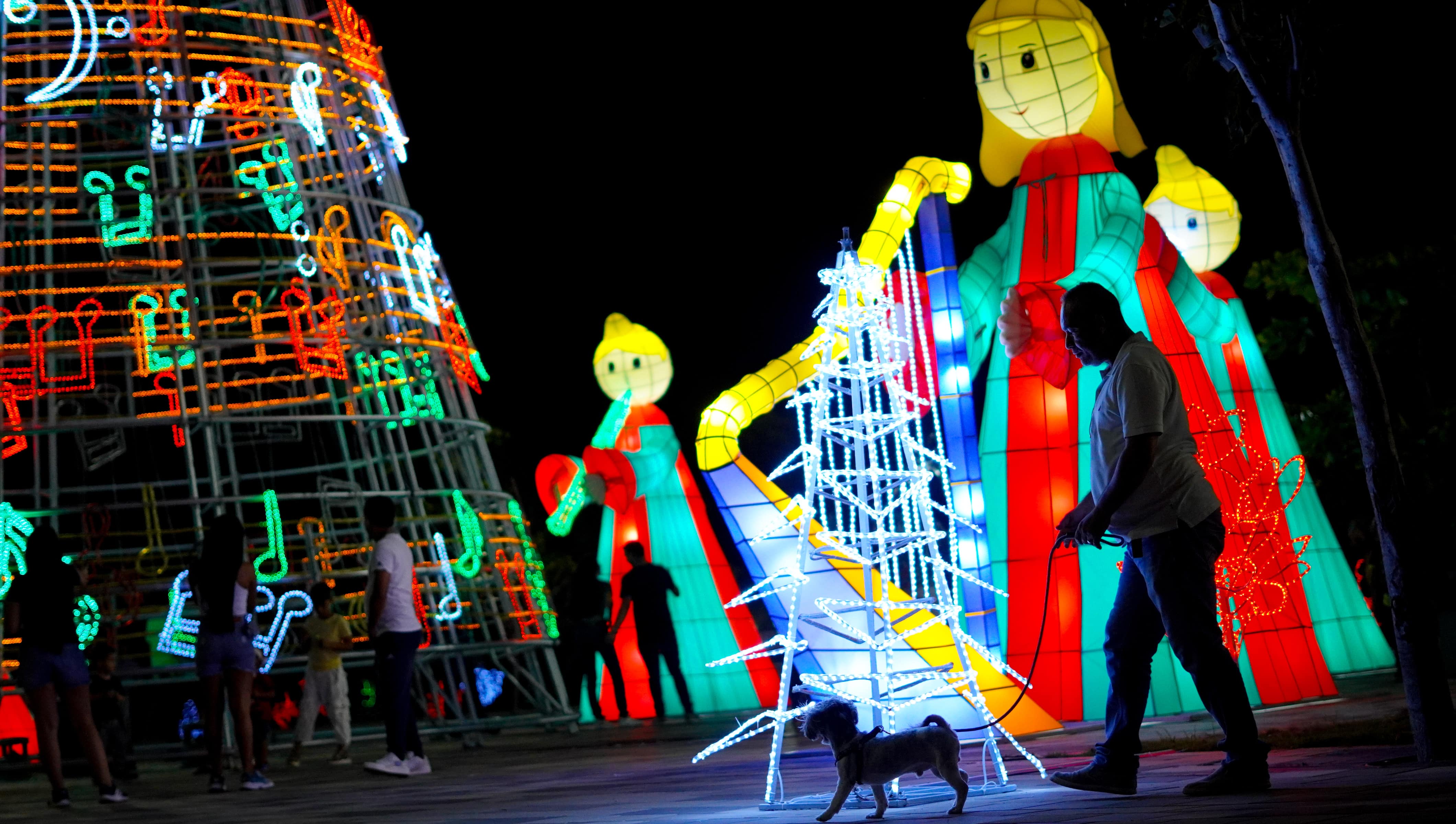 Alumbrado navideño en el Gran Malecón del Río.