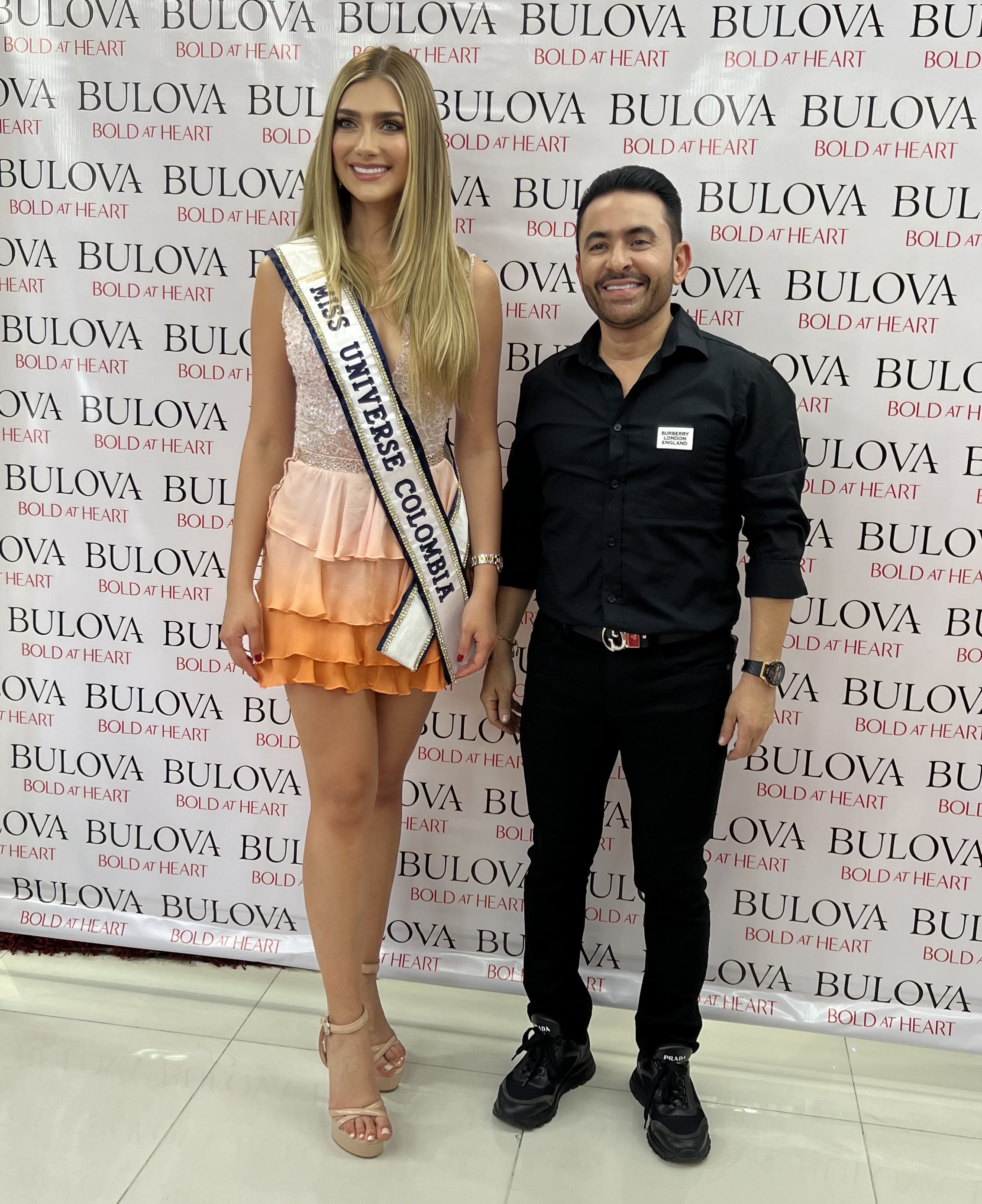 María Fernanda Aristizábal, Miss Universe Colombia 2022 y Fernando Forero Acevedo, gerente general de Mundo Reloj. 