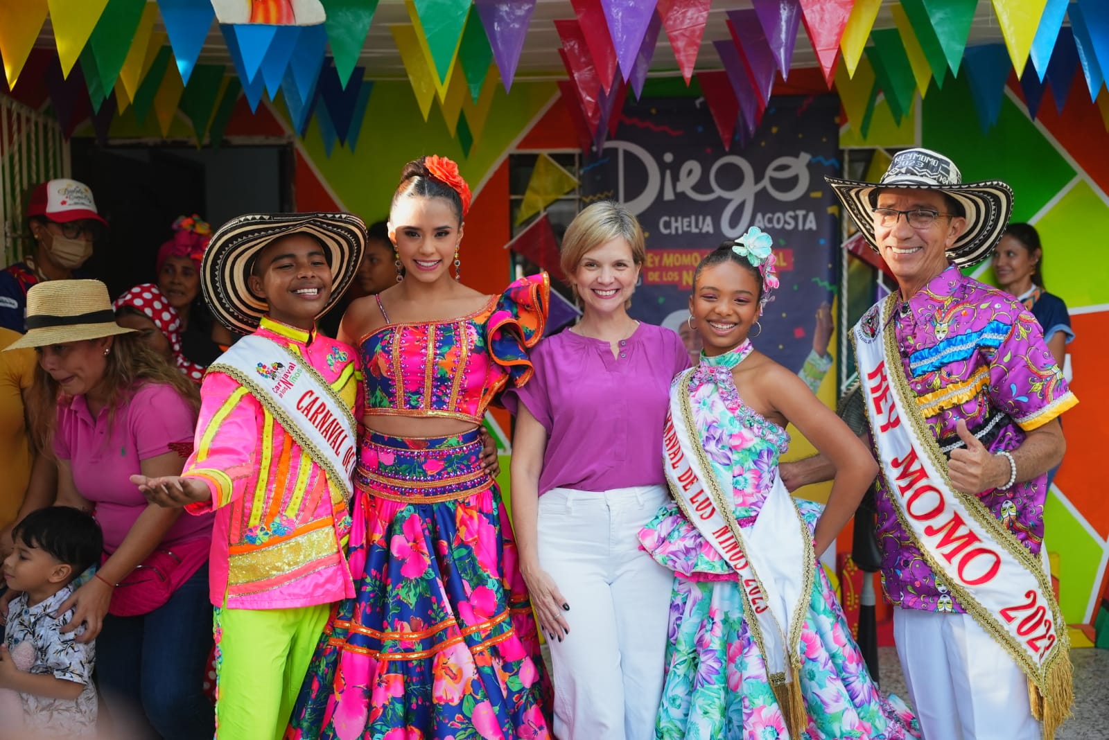 Reyes del Carnaval 2023 junto a la gerente de Carnaval S.A.S., Sandra Gómez.