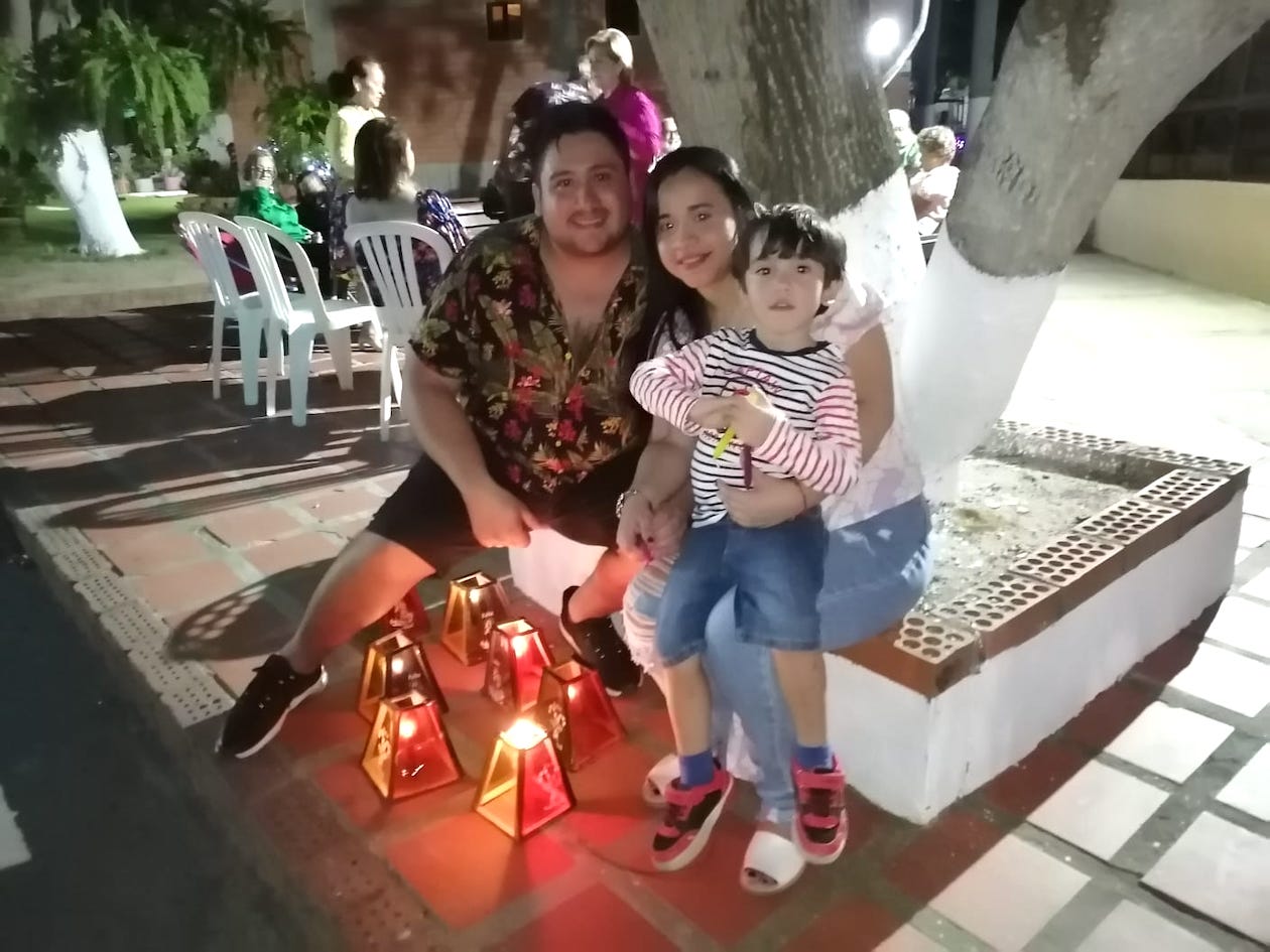 Celebración de velitas en familia.