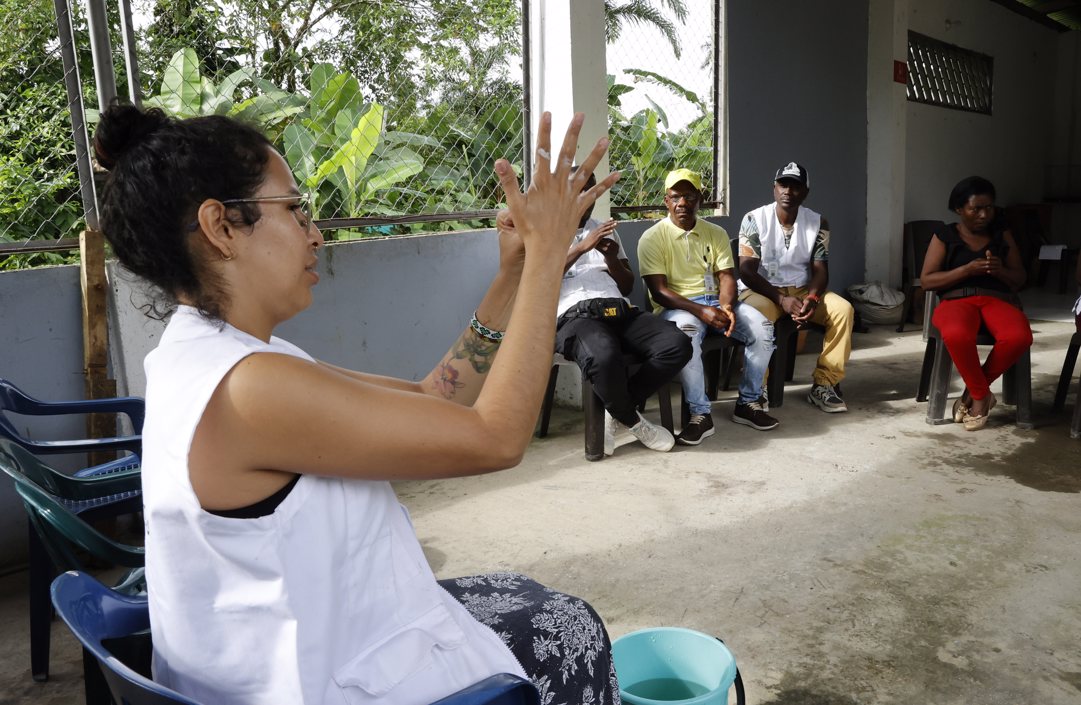 Miembros de Médicos Sin Fronteras caminan, en Pié de Pató, Chocó.