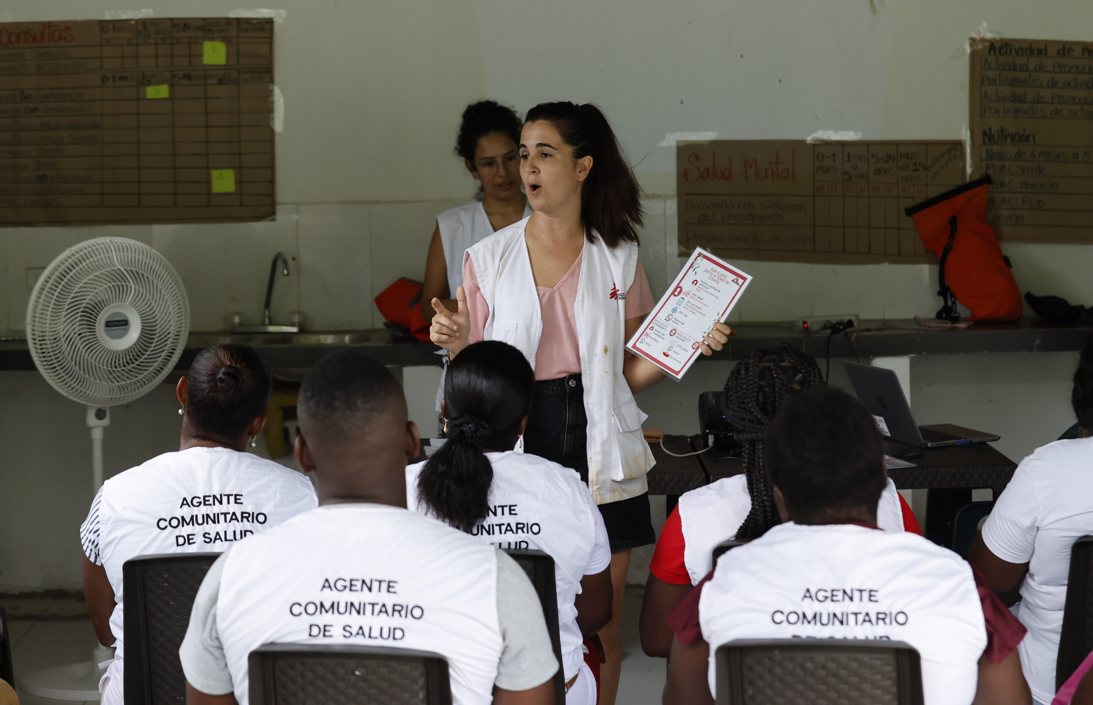 Miembros de Médicos Sin Fronteras caminan, en Pié de Pató, Chocó.