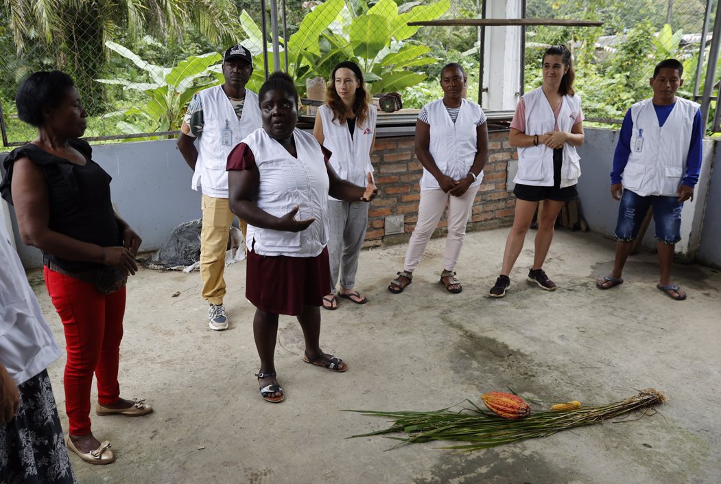 Miembros de Médicos Sin Fronteras caminan, en Pié de Pató, Chocó.