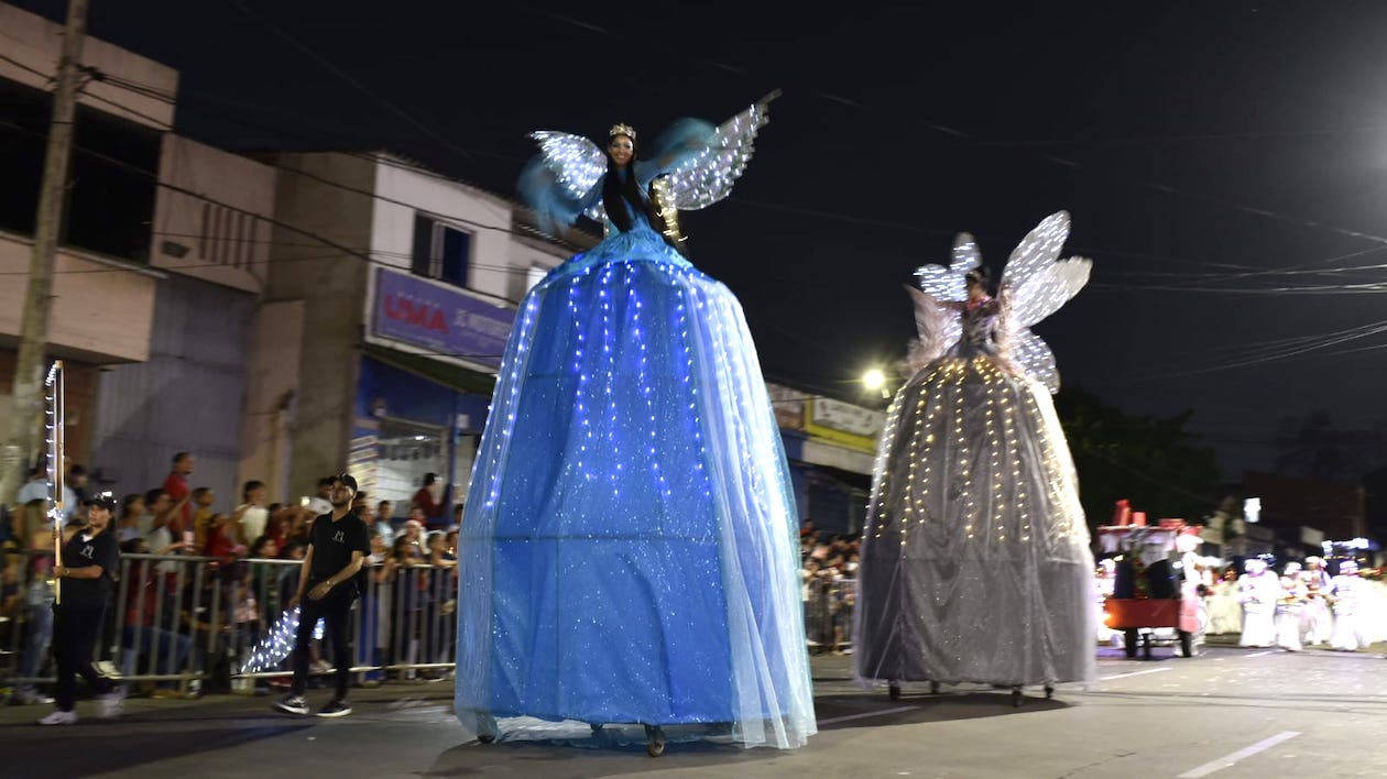 Enormes figuras alusivas a la Navidad.