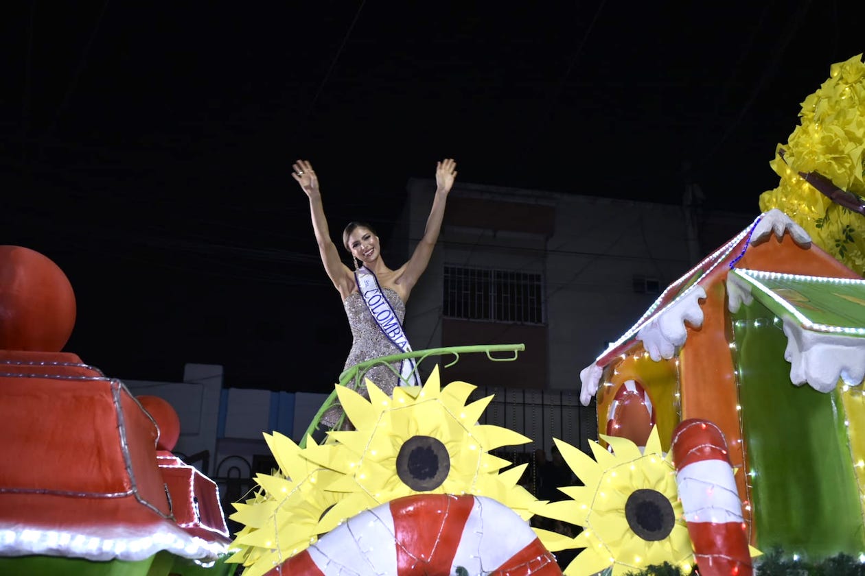 La Reina Nacional de la Belleza también presente.