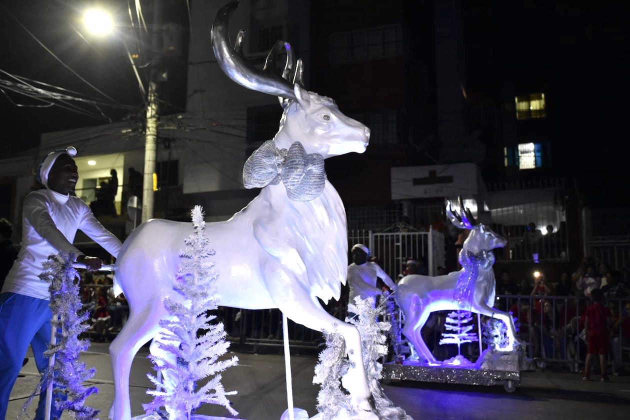 Figuras navideñas presentes en el desfile.