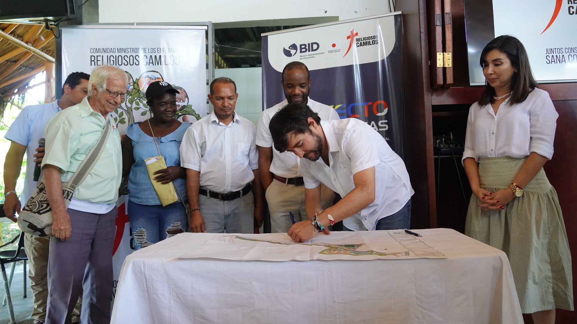 Jaime Pumarejo en la entrega de planos del nuevo ecoparque.