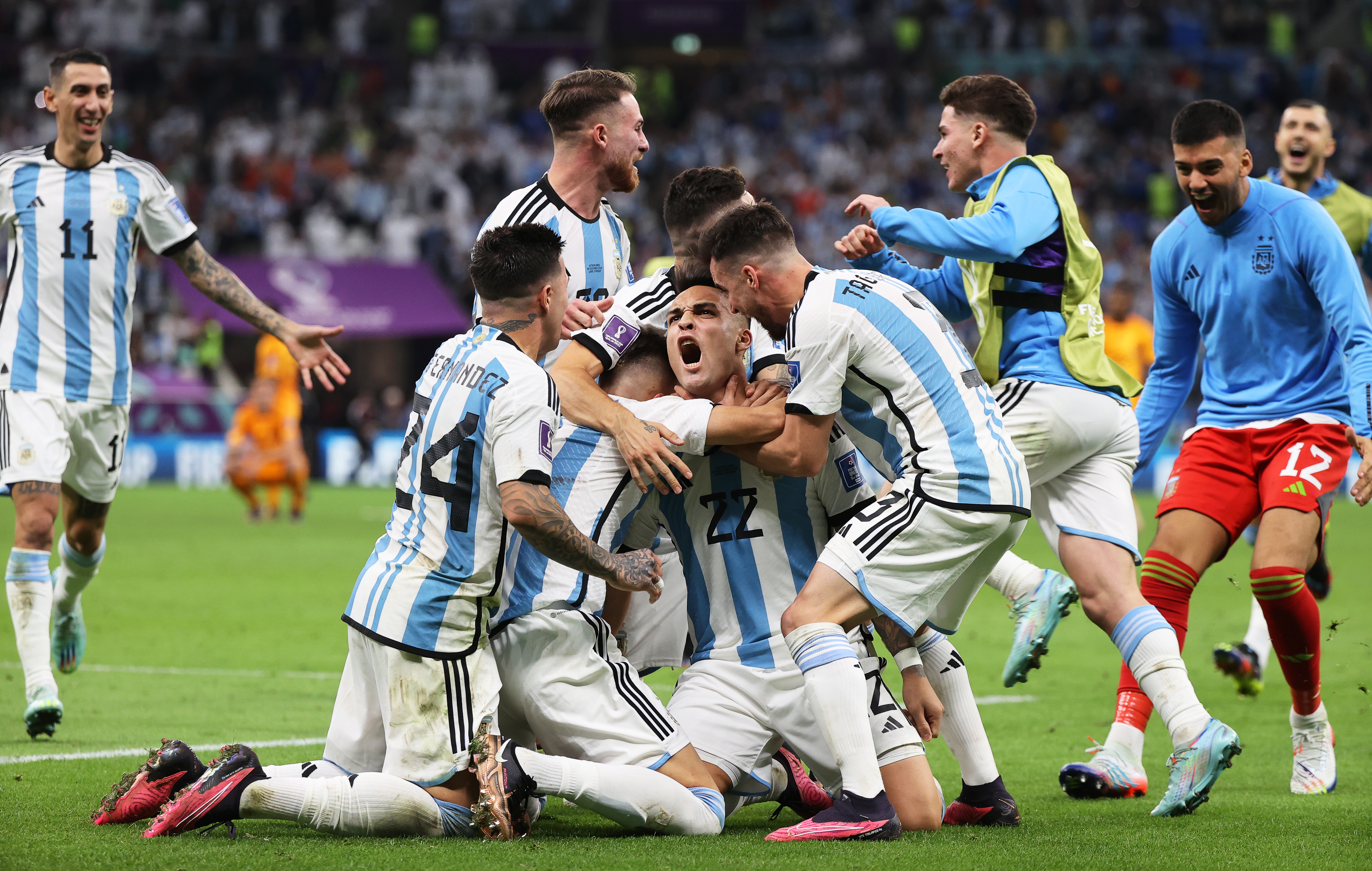 Lautaro Martínez es felicitado por sus compañeros tras convertir el último penal.