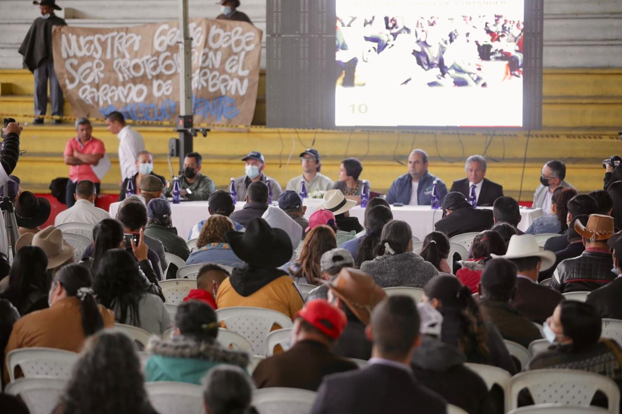 La Ministra del Medio Ambiente escuchando a la comunidad de Santurbán.