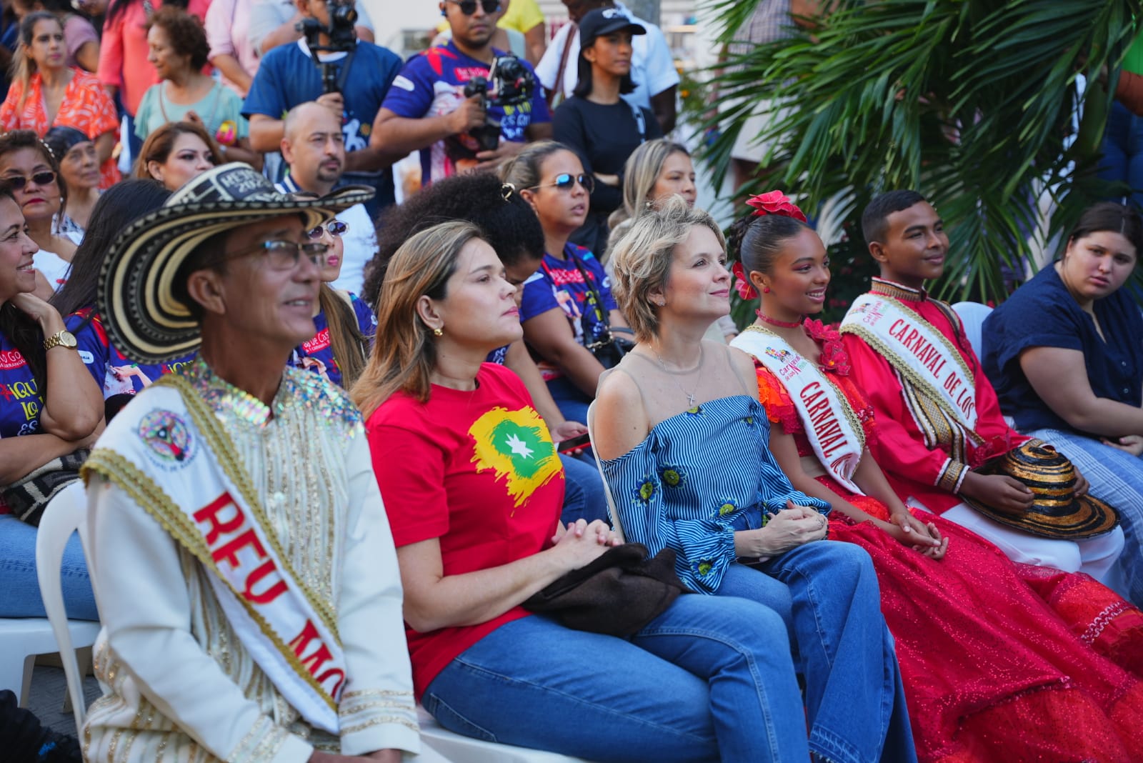 Asistentes en la entrega del decreto a la Reina del Carnaval 2023.