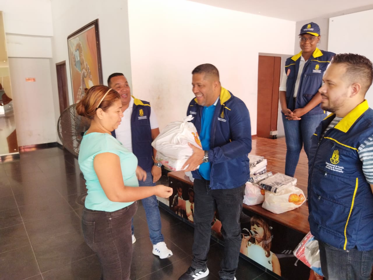 Entrega de ayudas humanitarias. 