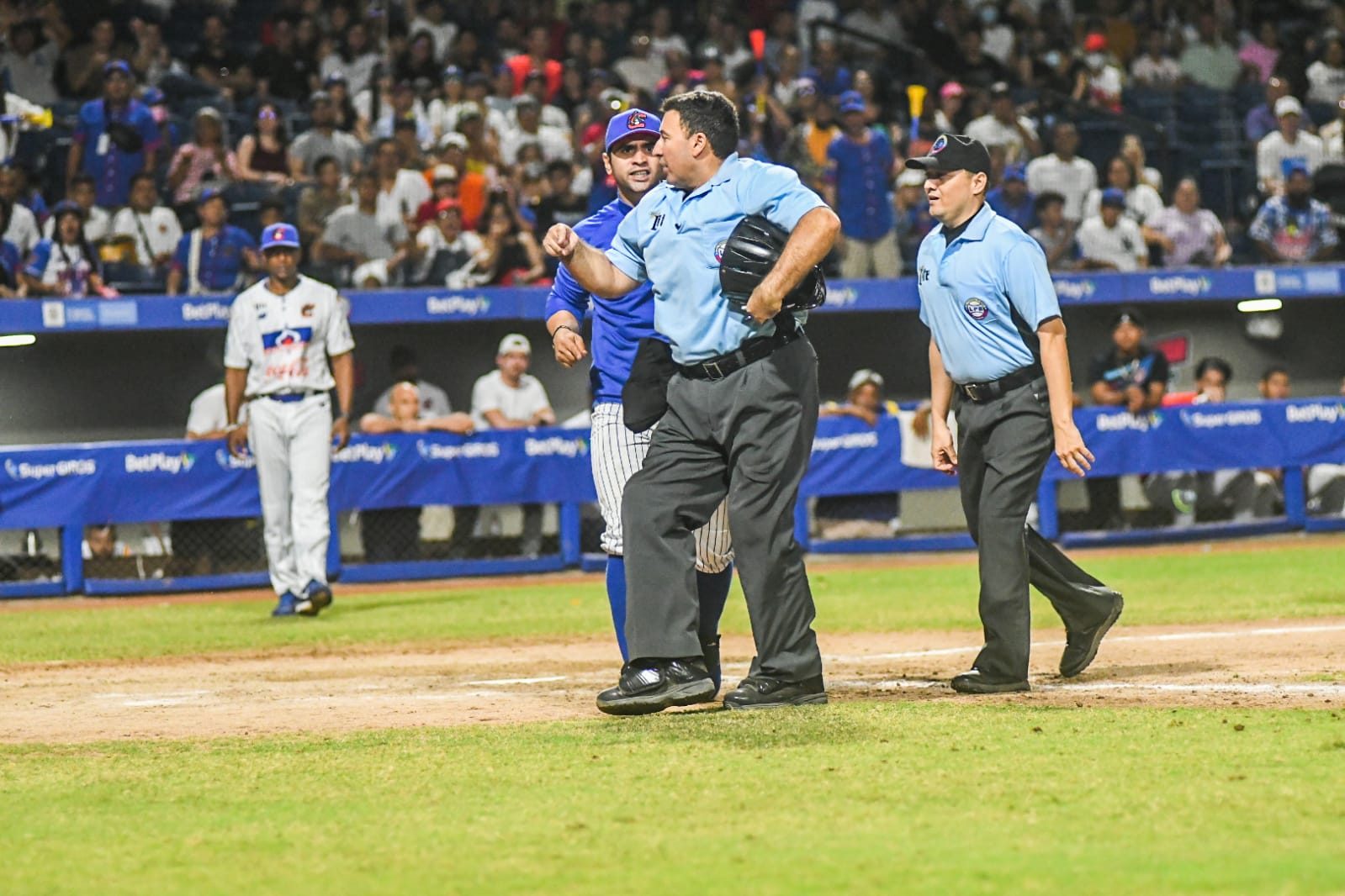 José Mosquera, mánager de Caimanes, fue expulsado en el noveno inning.