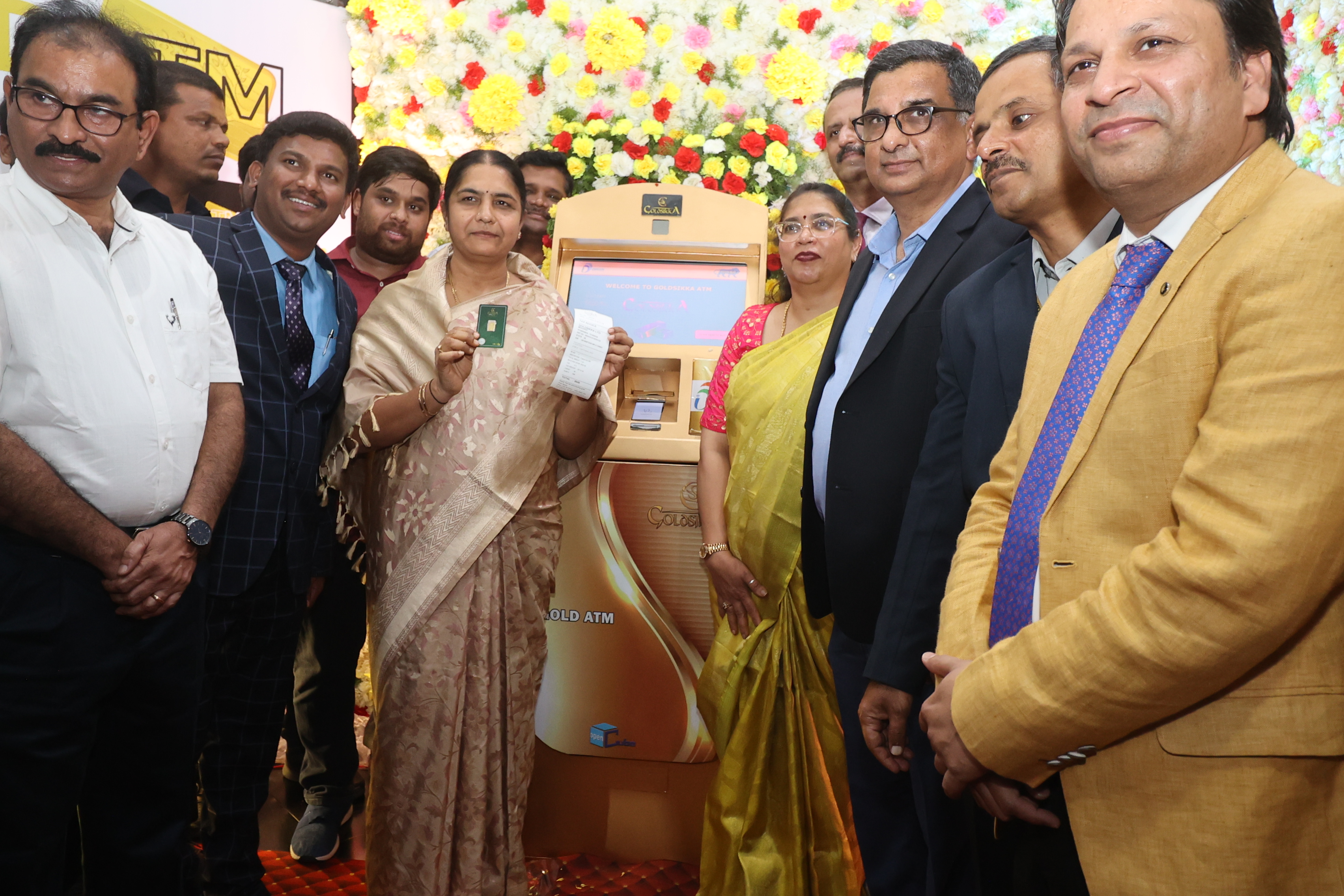 @goldsikkaltd Inauguración del primer cajero de oro en la India.
