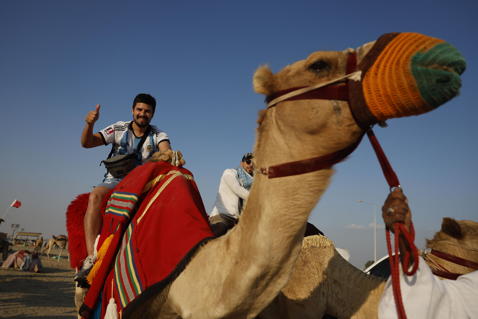 Turistas en el desierto de Catar. 