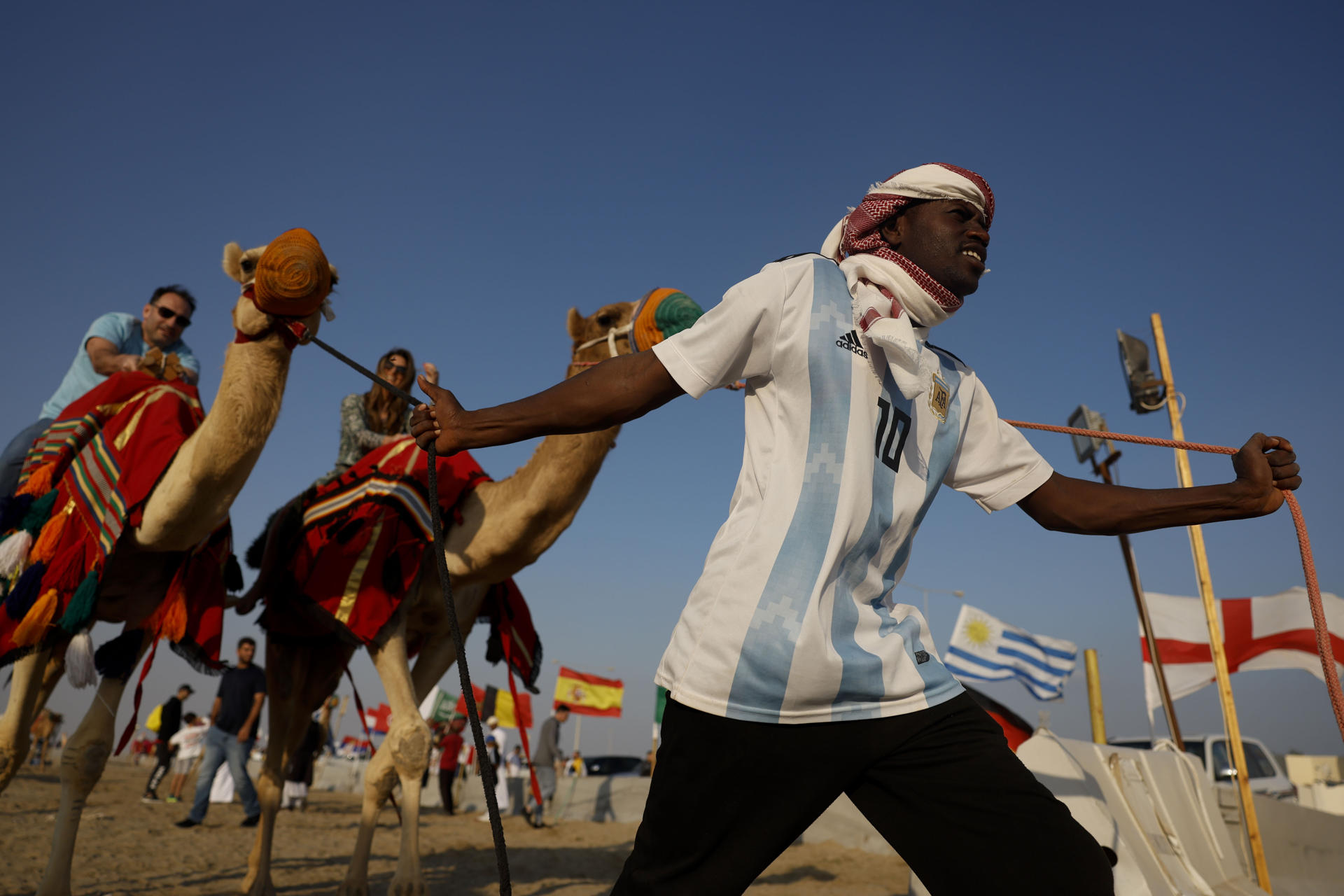 Turistas en el desierto de Catar. 