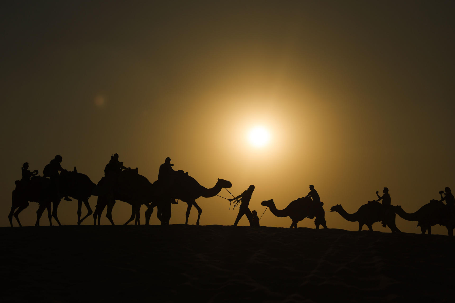 Turistas en el desierto de Catar. 