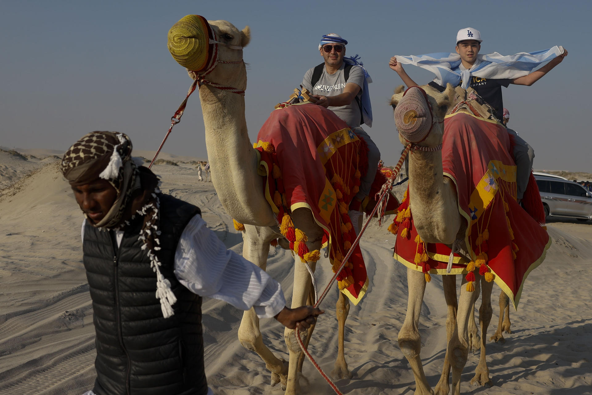 Turistas en el desierto de Catar. 