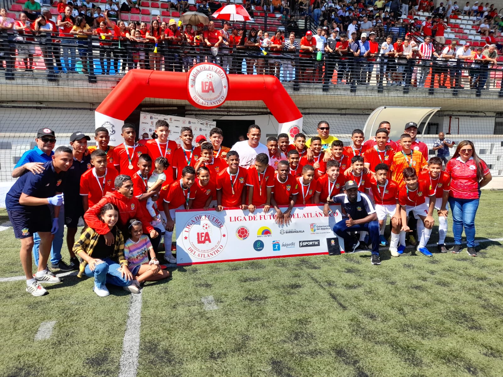 Liga de Fútbol del Atlántico Bacca posó con el Barranquilla FC, campeón de la categoría 2009 Élite.