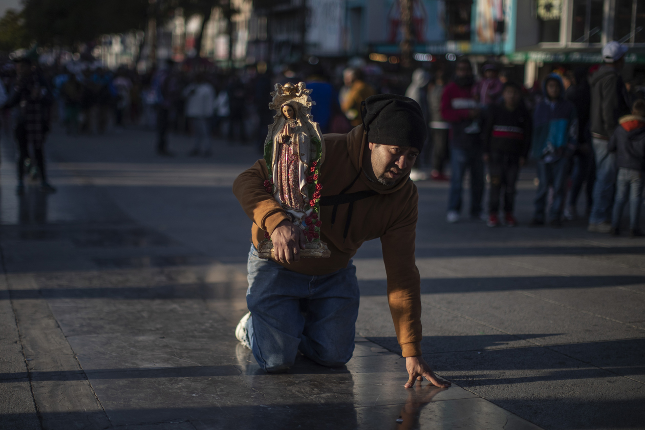 Mexicanos celebran el Día de la Virgen de Guadalupe.