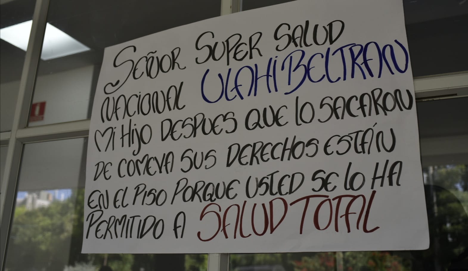 Pancartas exigiendo al Superintendente intervenir en el caso de Javier Andrés Piñeres