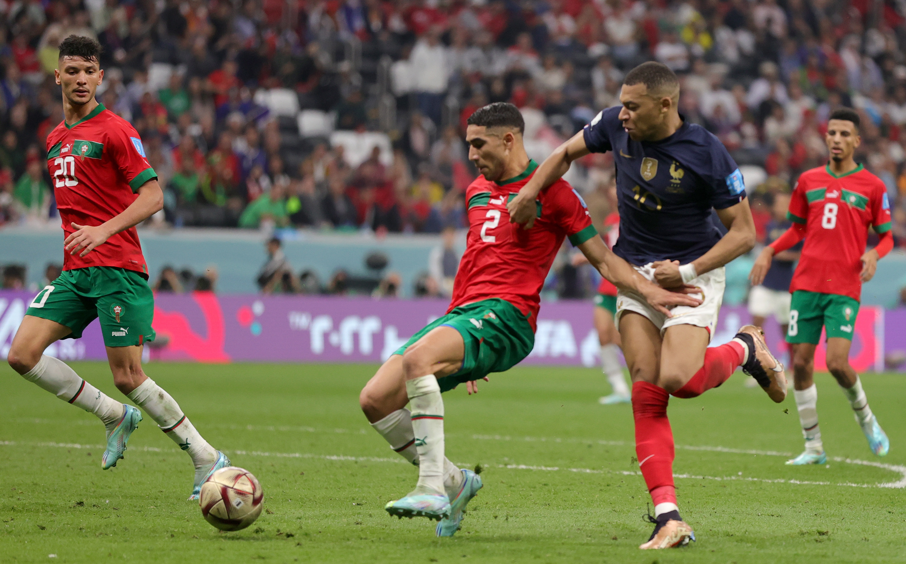 Achraf Hakimi llega al cierre del francés Kylian Mbappé. 