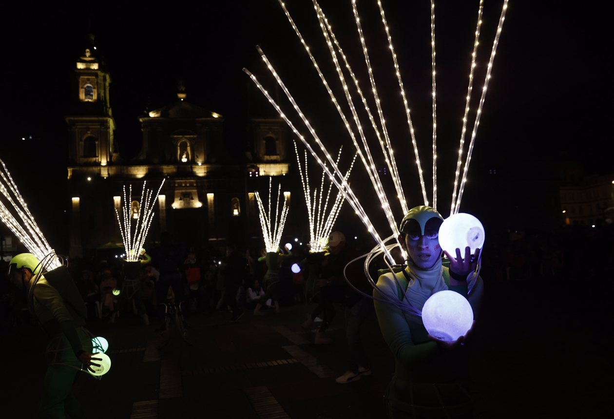 Alumbrado navideño en la Plaza de Bolívar, en Bogotá.