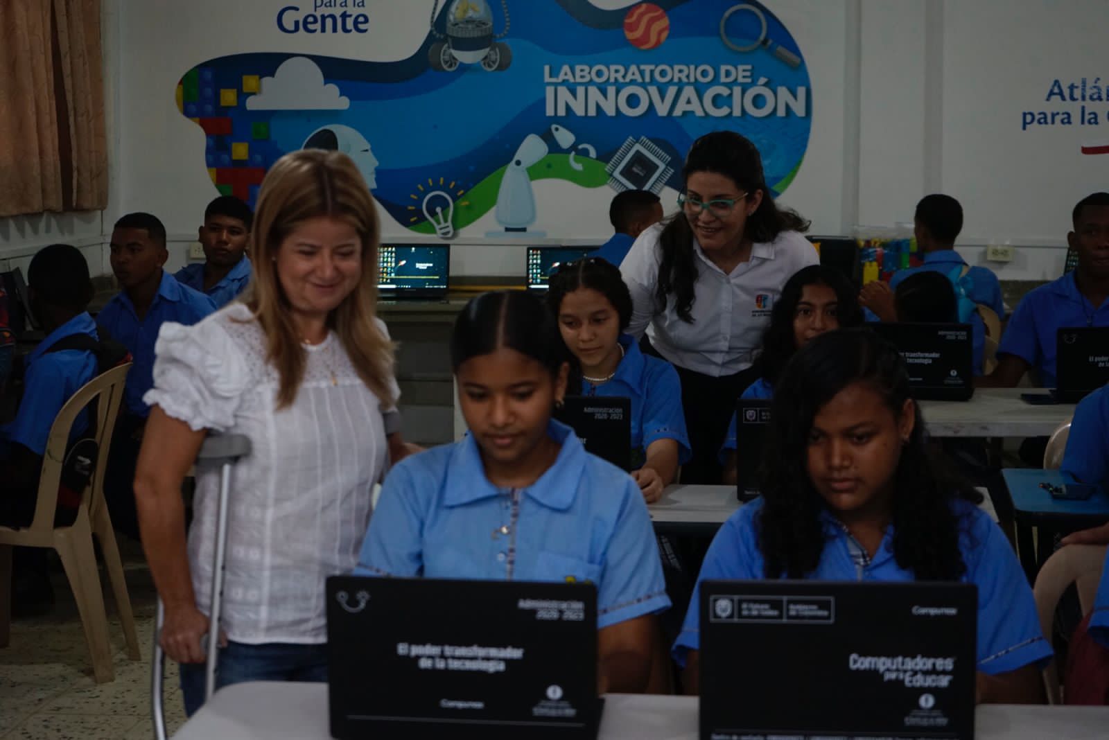 La Gobernadora Elsa Noguera junto a un grupo de estudiantes.