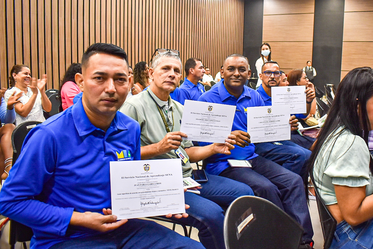 Un grupo de hombres que fueron certificados.