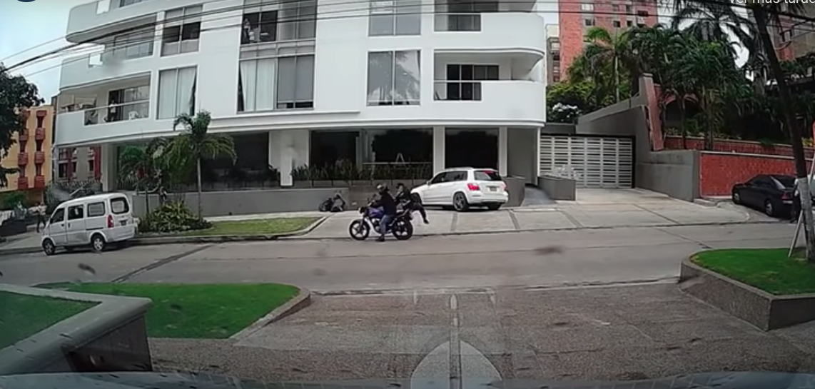 Archivo. Los dos ladrones en moto que atracaron al jugador Fabián Sambueza y a su hermano en la calle 79 con carrera 56.