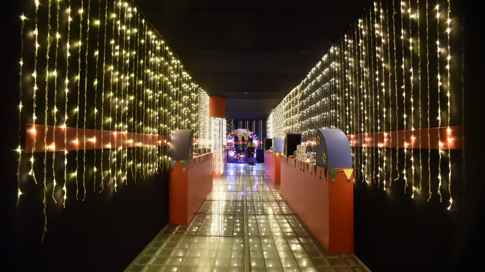 Un espectáculo de luces en la 'Fabrica de Santa', espectáculo navideño para niños y adultos en el Pabellón de Cristal