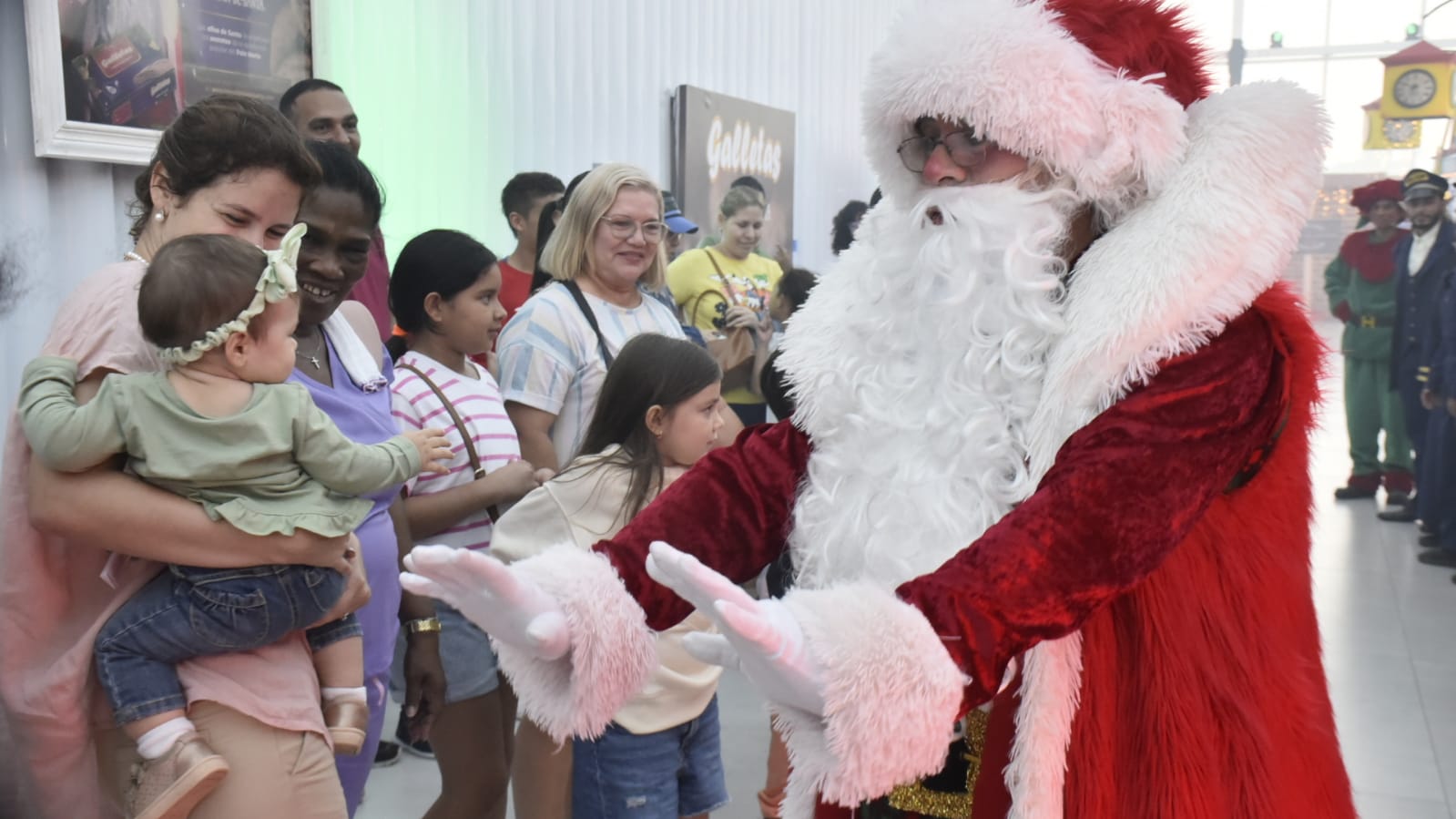 Interacción de niños con 'Papa Noel' en la 'Fabrica de Santa'.