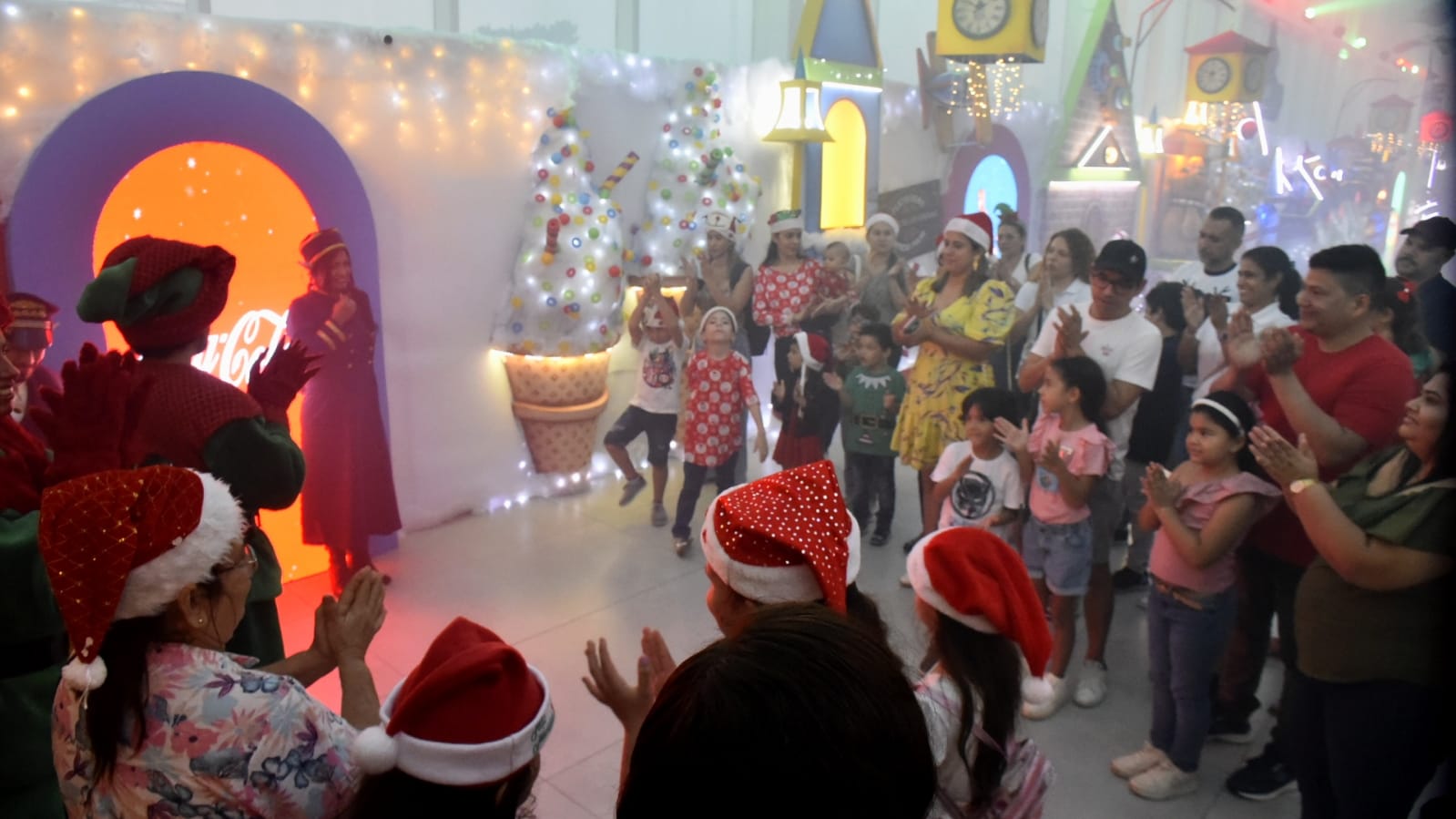 Niños y grandes disfrutando de la 'Fabrica de Santa'.