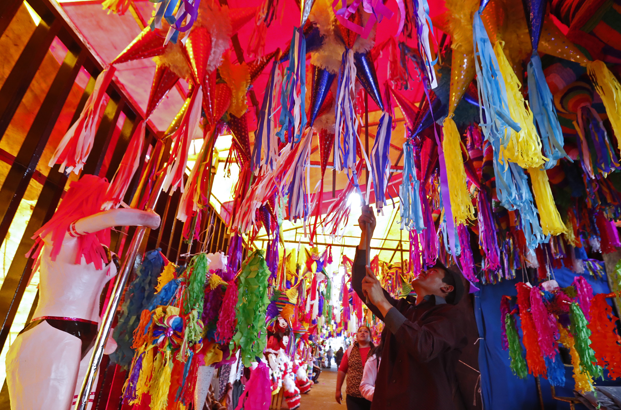 Piñatería en mercado de Jamaica, en Ciudad de México.