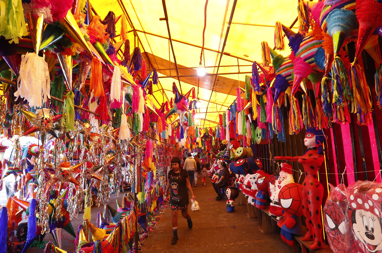 Piñatería en mercado de Jamaica, en Ciudad de México.