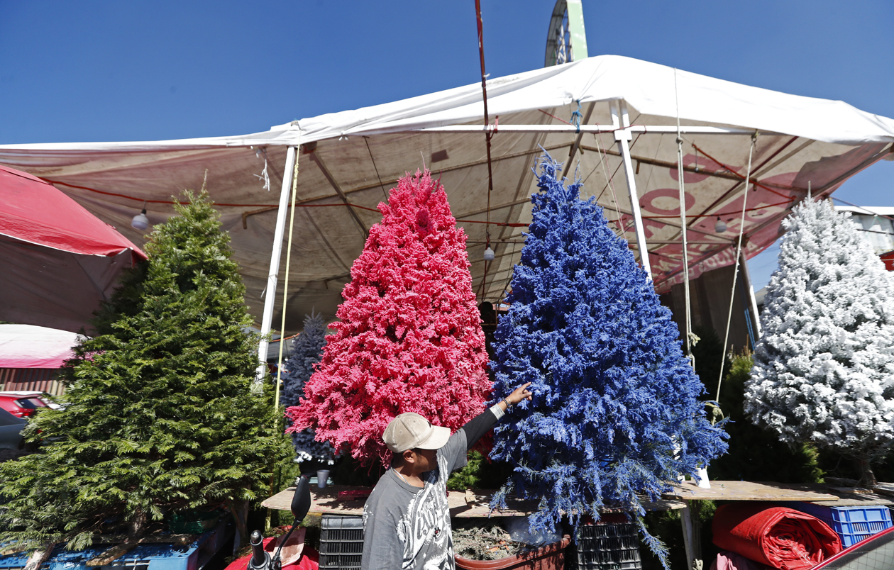 Piñatería en mercado de Jamaica, en Ciudad de México.