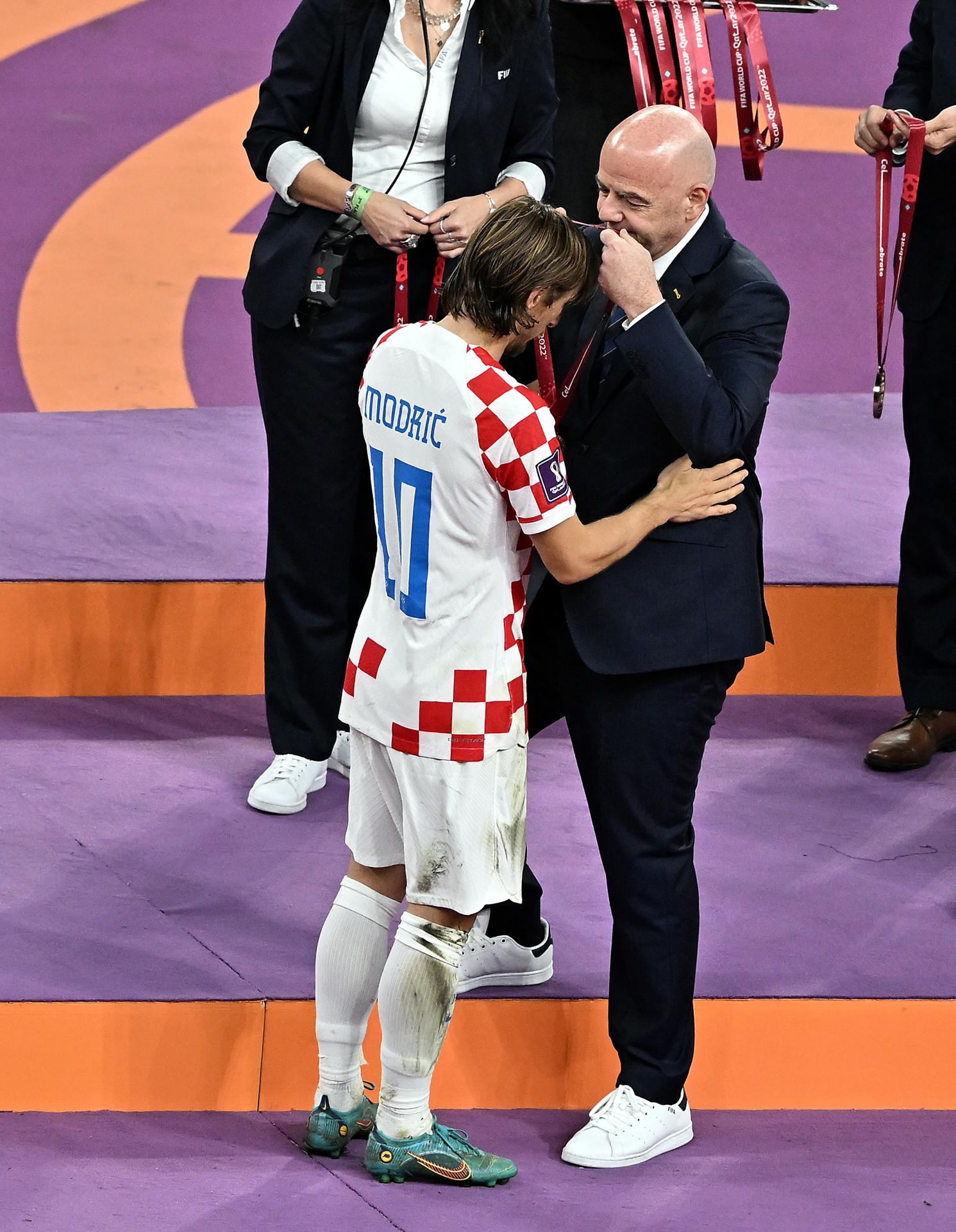 EFE Luka Modric recibe su medalla de bronce de manos del presidente de la FIFA, GIanni Infantino