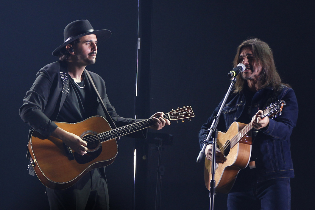 Juanes junto a la banda Morat en un concierto en Medellín. 