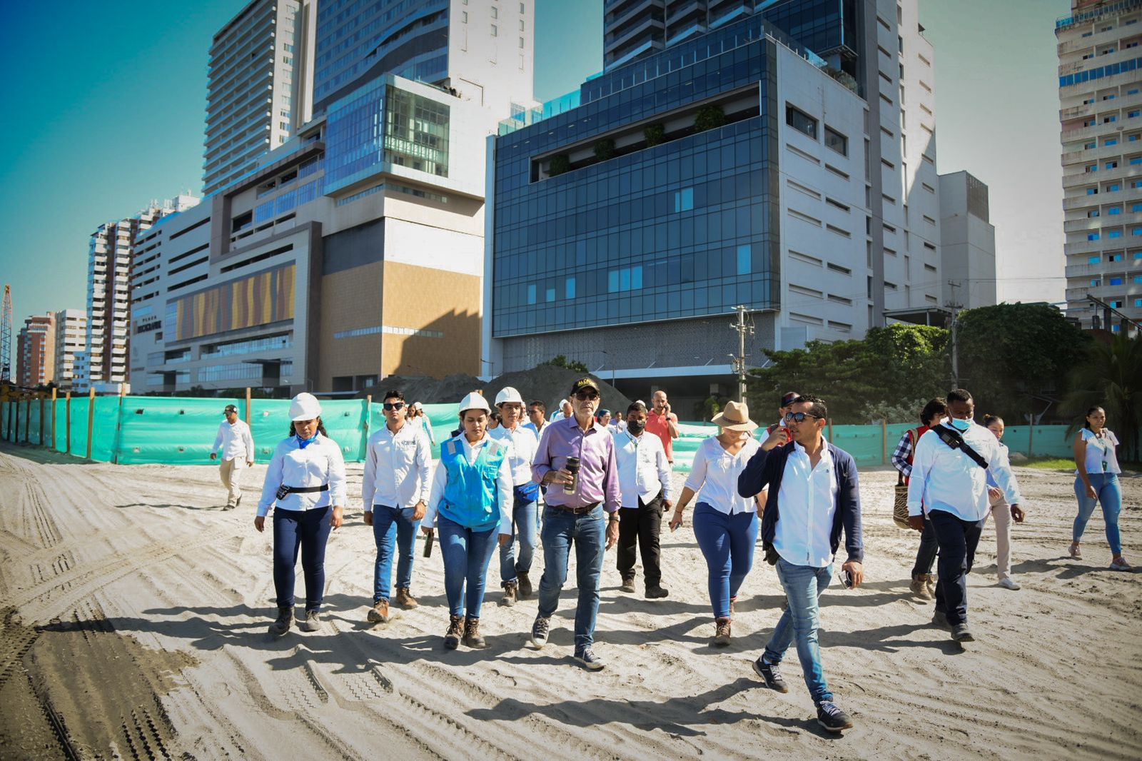 El alcalde Dau inspecciona la nueva playa de Cartagena