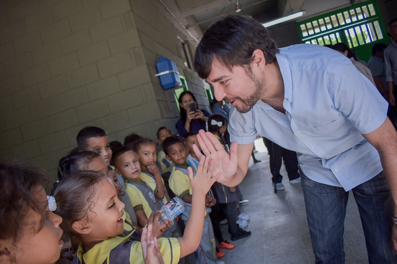 Pumarejo con estudiantes de colegios distritales.