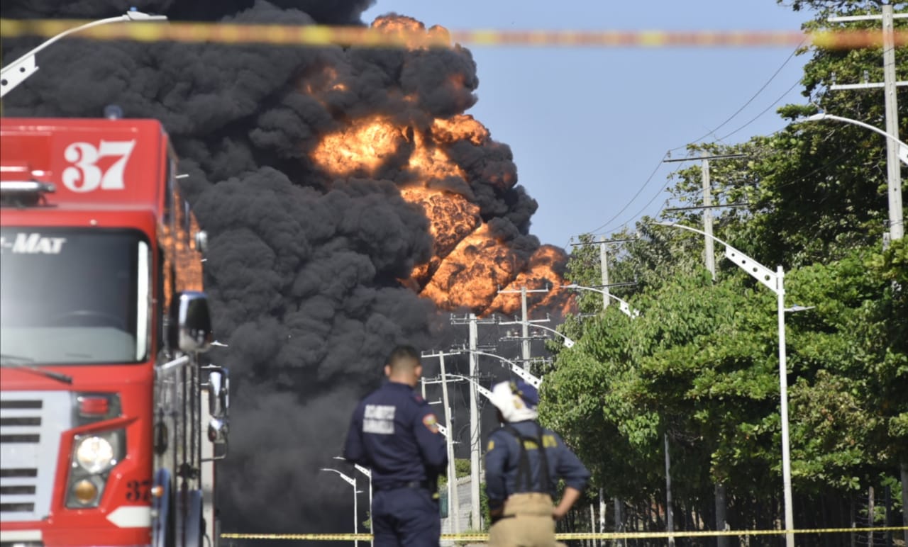 Autoridades atendiendo la emergencia del incendio en la Vía 40.