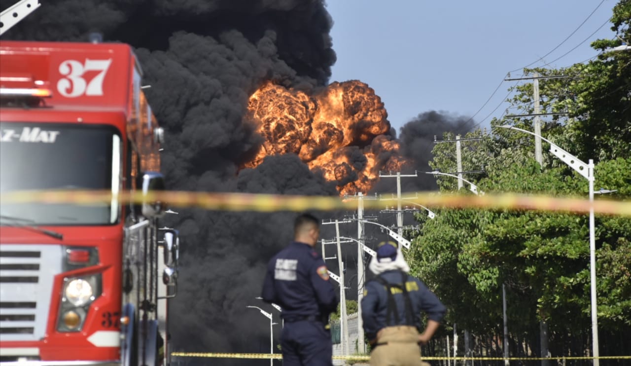 Autoridades atendiendo la emergencia del incendio en la Vía 40.