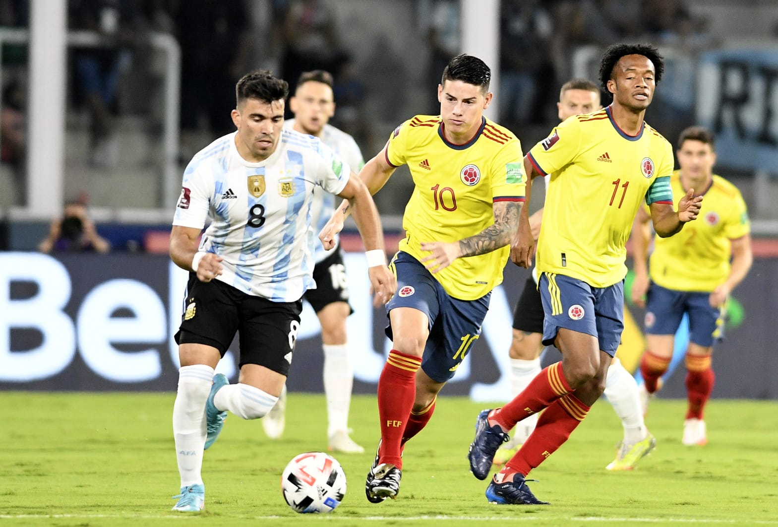 Marcos Acuña conduce el balón frente a James Rodríguez y Juan Guillermo Cuadrado.